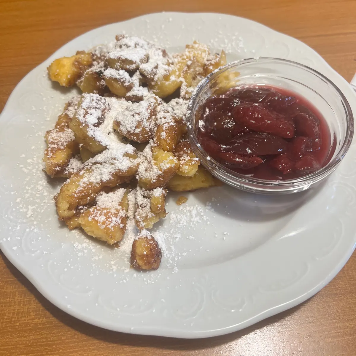 Kaiserschmarrn mit Staubzucker und einem Schälchen Röster