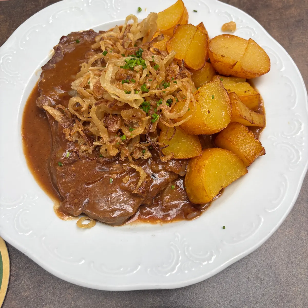 Rostbraten mit Röstzwiebeln und Braterdäpfeln