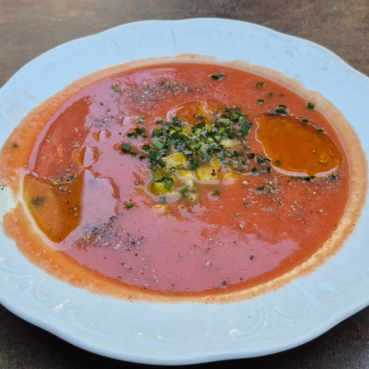 Suppe mit Schnittlauch in einem tiefen weißen Teller